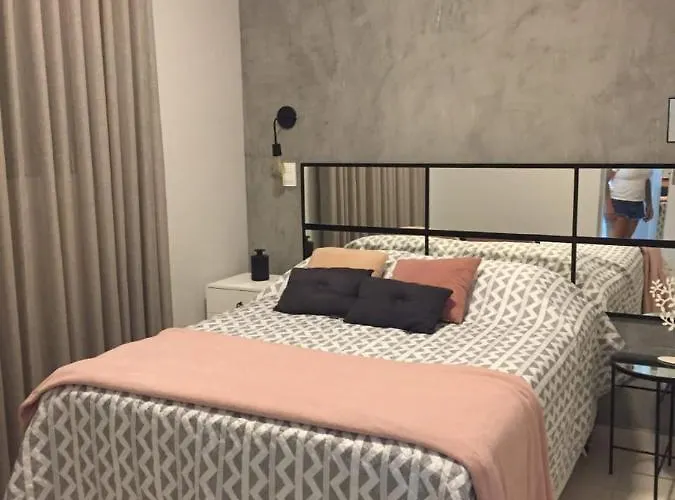 Apartamento novíssimo a 3 quadras da praia, com piscina, sala de jogos e sauna!! Ubatuba
